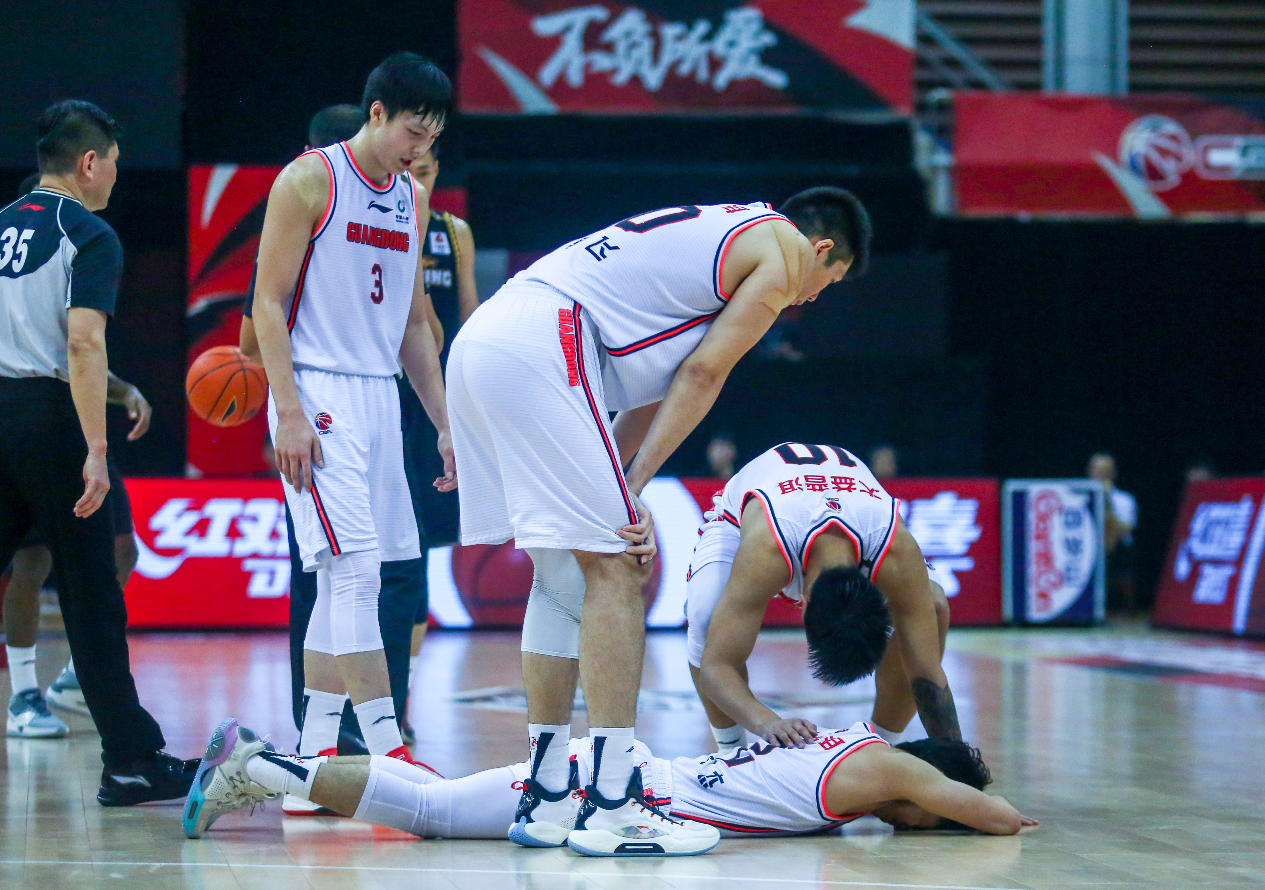 LOL官网登录入口-关键时刻斯图加特备战足总杯，篮板制胜细节曝光，压力陡增，团队化学反应显著的简单介绍